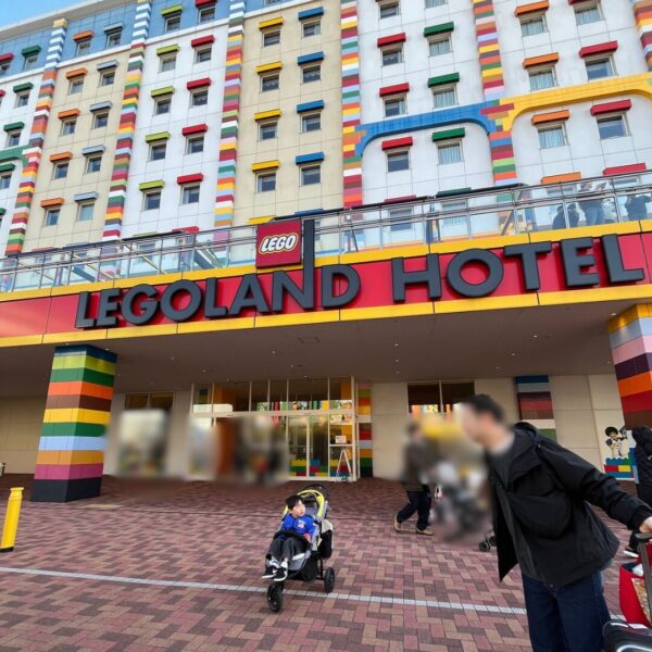 レゴランドホテルの前で喜ぶ4歳の子供