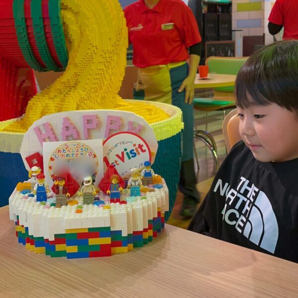 レゴランドホテルのレストランで夕食時に誕生日を祝ってもらう4歳の子供