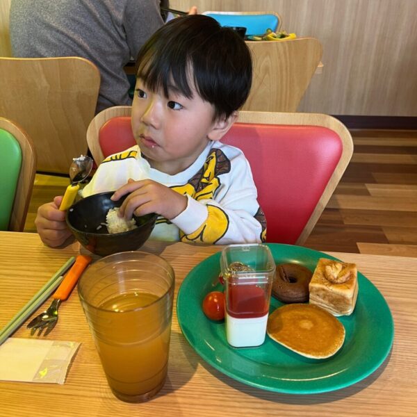 レゴランドホテルの朝食を食べる4歳の子供