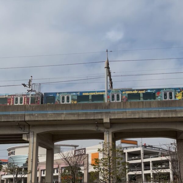 レゴランドホテルの近くの駅で見えたレゴラッピング電車