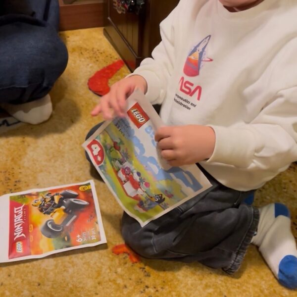 レゴランドホテルの部屋のプレゼントに喜ぶ4歳の子供