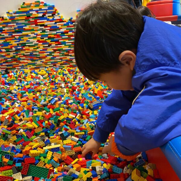 レゴランドホテルのフロントで遊ぶ4歳の子供