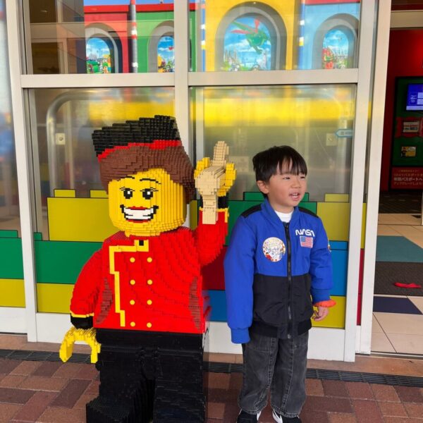 レゴランドホテルの前で喜ぶ4歳の子供