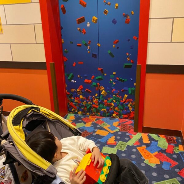 レゴランドホテルのエレベーターをまじまじと見る4歳の子供