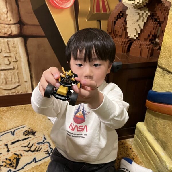 レゴランドホテルの部屋のプレゼントで遊ぶ4歳の子供