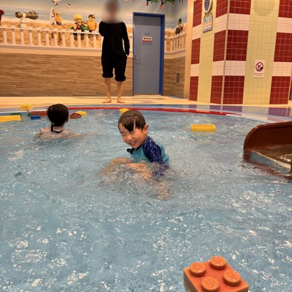 レゴランドホテルのプールで喜ぶ4歳の子供
