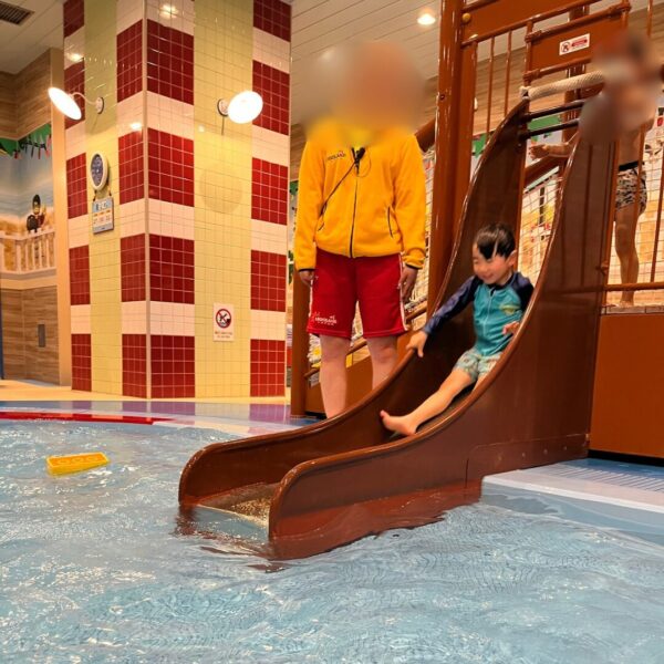 レゴランドホテルのプールで遊ぶ4歳の子供