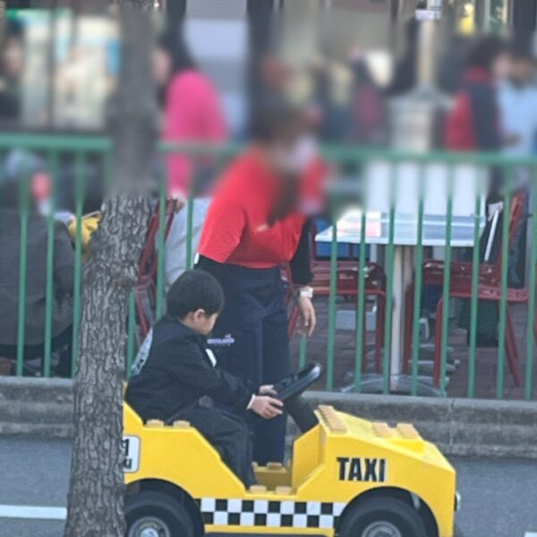 レゴランドのジュニアドライビングを楽しむ4歳の子供