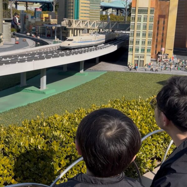 レゴランドのミニランドを楽しむ4歳の子供