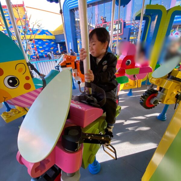 レゴランドのメリーゴーランドで喜ぶ4歳の子供