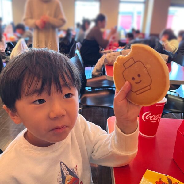 レゴランドのキッズメニューパンケーキを食べる4歳の子供