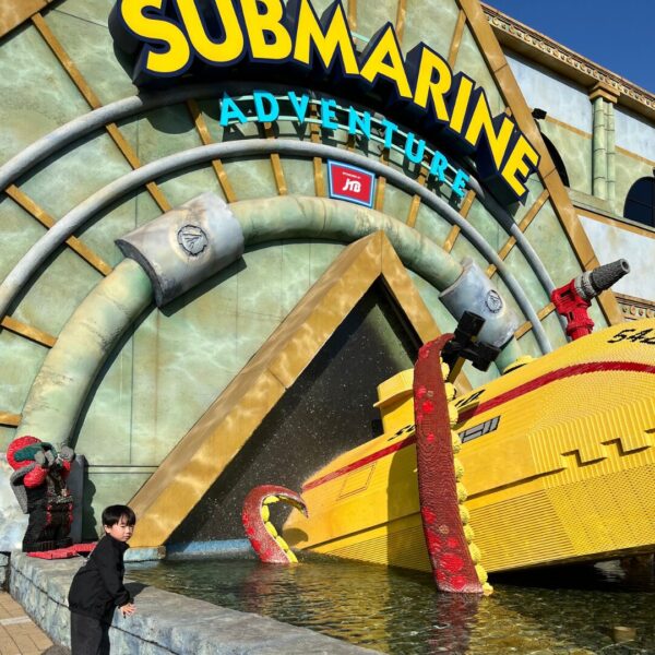 レゴランドのスサブマリンアドベンチャーを楽しむ4歳の子供