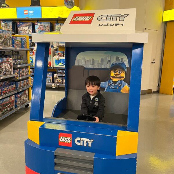 レゴランドのギフトショップを楽しむ4歳の子供