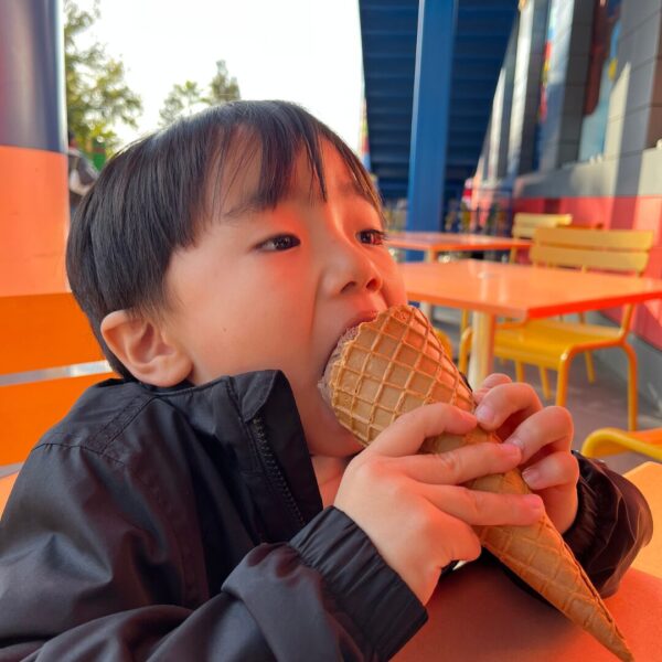 レゴランドのアイスファクトリーでアイスを食べる4歳の子供