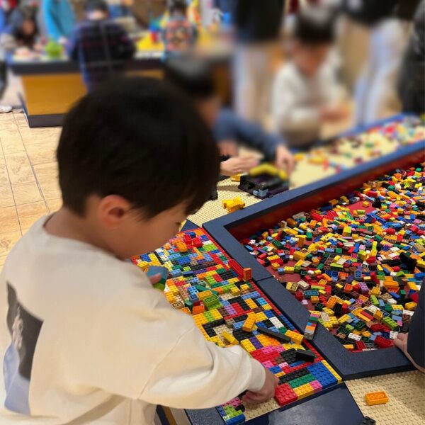レゴランドのフリーレゴエリアを楽しむ4歳の子供