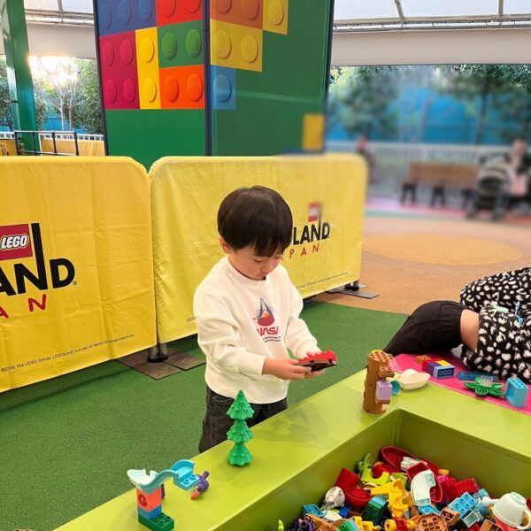 レゴランドのデュプロプレイエリアを楽しむ4歳の子供